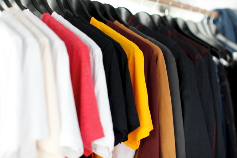 Økologisk bomuld i din garderobe: T-shirts, hættetrøjer og sweatshirts til mænd, der tager ansvar